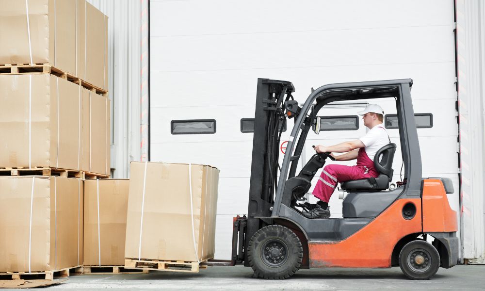 Tips for Safely Loading and Unloading a Forklift